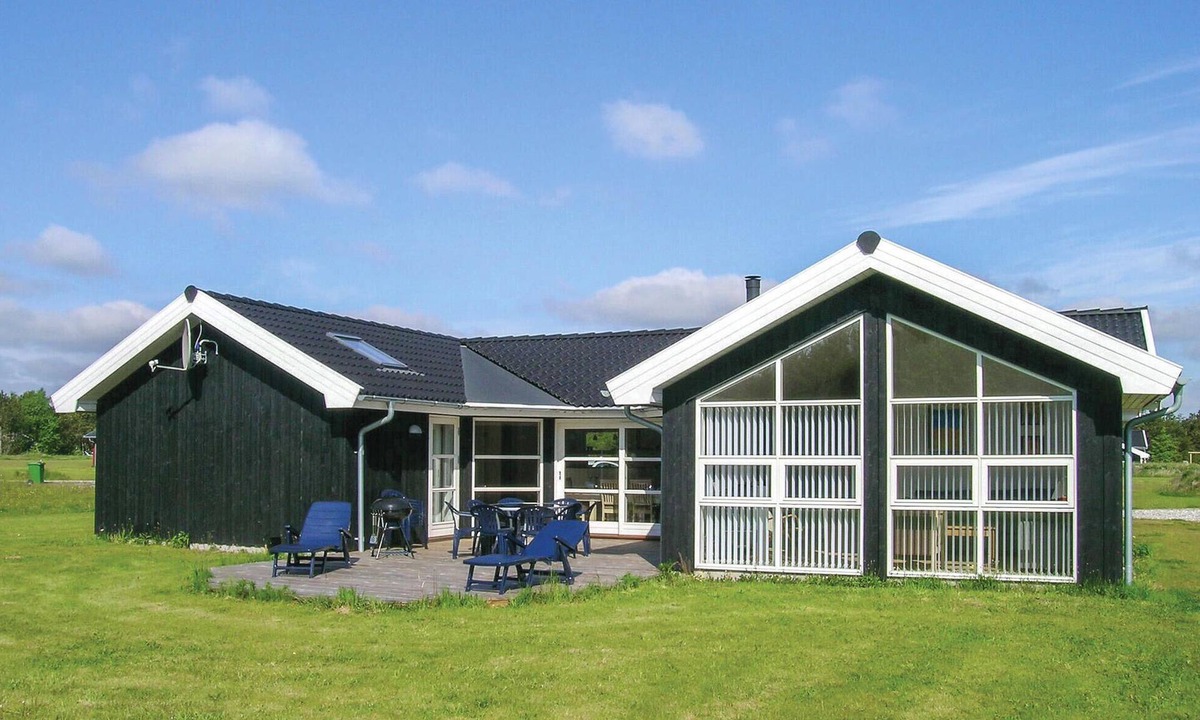 Bratten Strand House | Beautiful home in Jerup with sauna