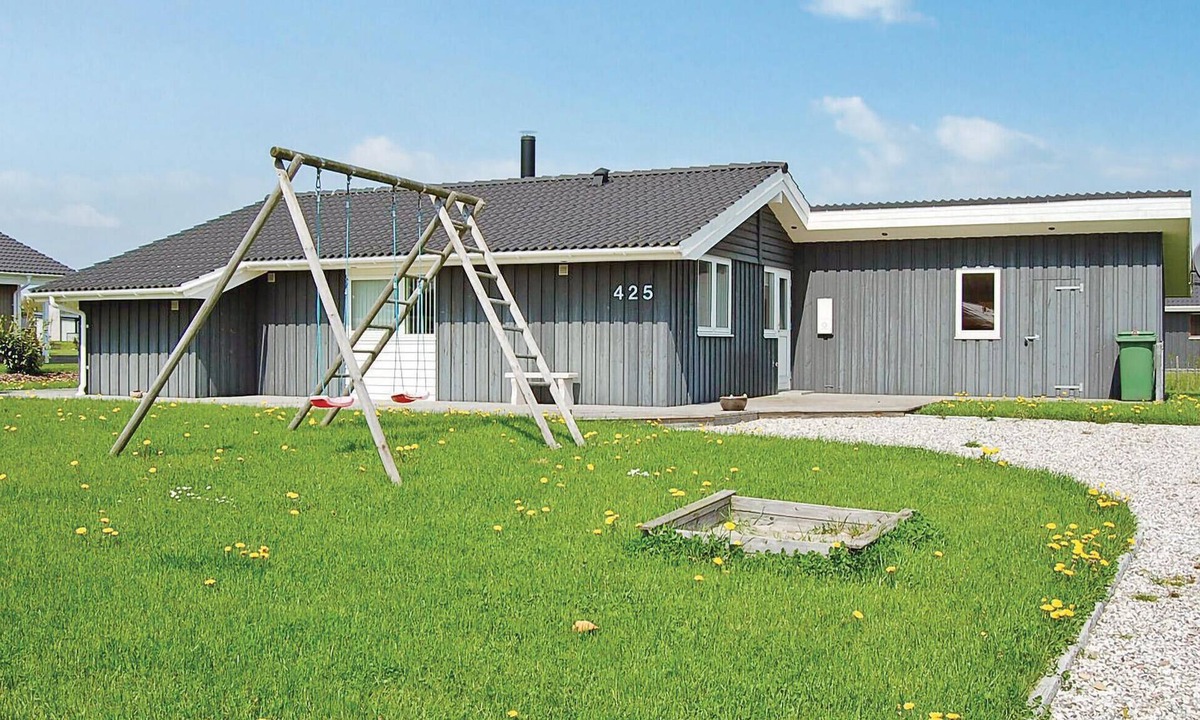 Pøt Strandby House | Beautiful home in Juelsminde with sauna