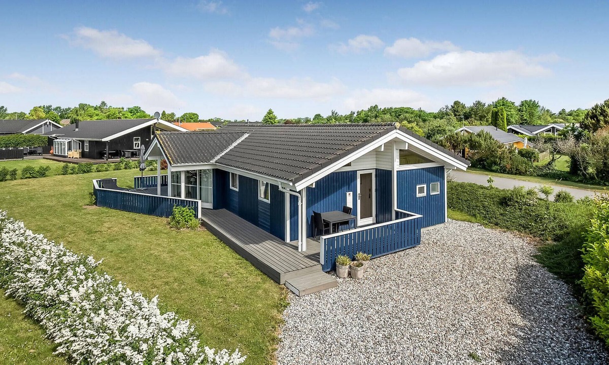 Pøt Strandby House | Beautiful home in Juelsminde with sauna