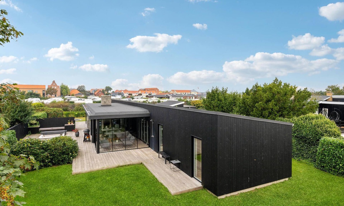 Juelsminde House | Beautiful home in Juelsminde with WiFi