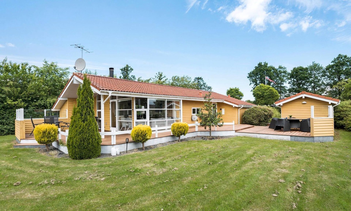 Pøt Strandby House | Beautiful home in Juelsminde with sauna