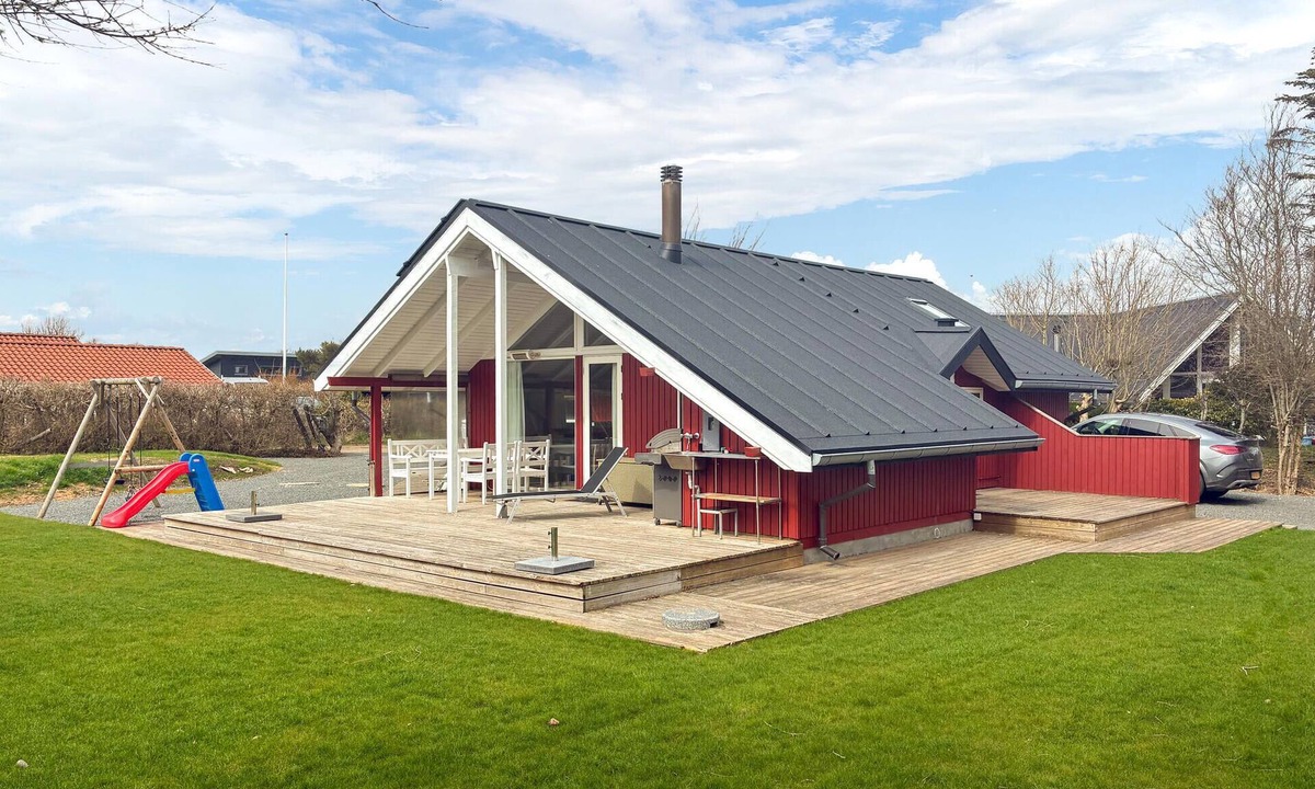 Juelsminde House | Beautiful home in Juelsminde with WiFi