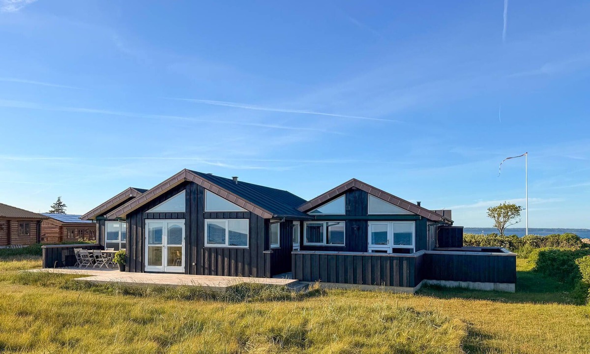 Juelsminde House | Beautiful home in Juelsminde with WiFi