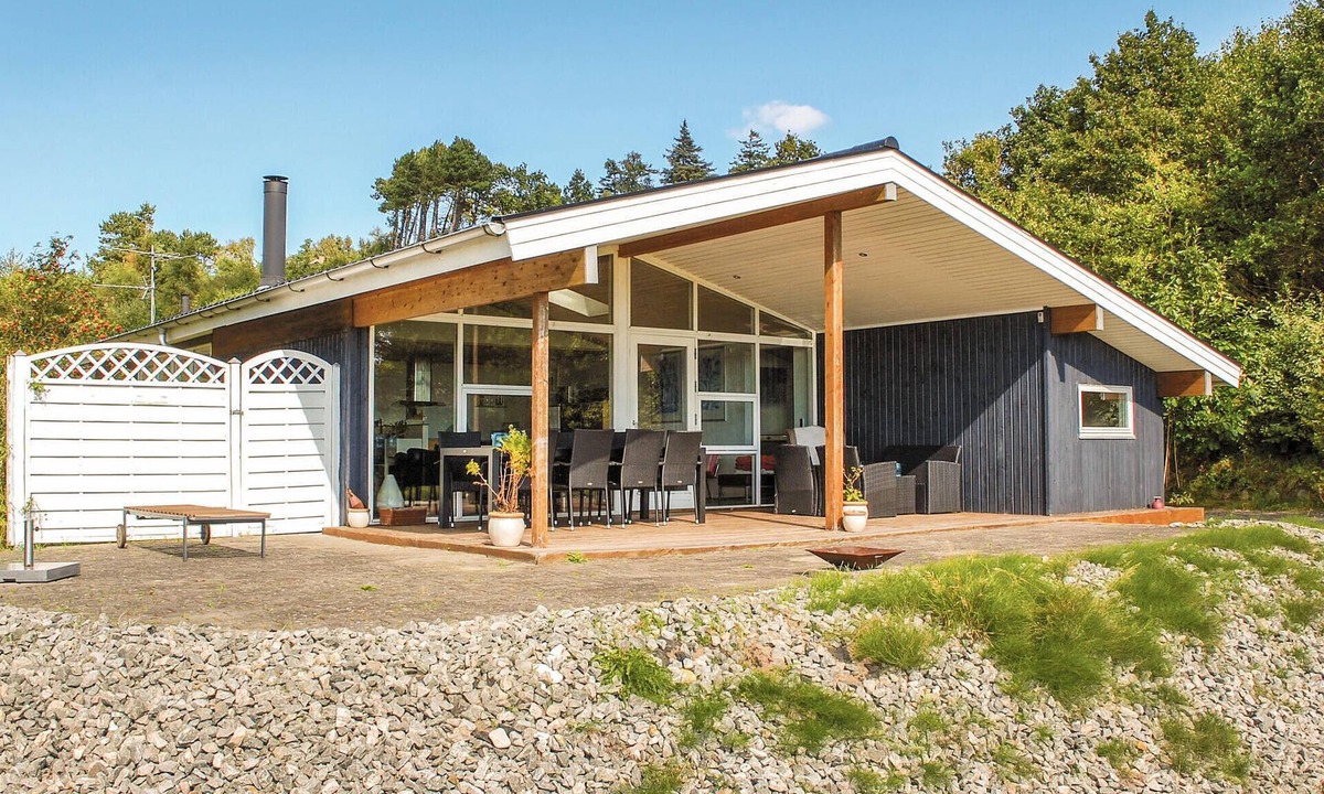 Knebel House | Beautiful home in Knebel with WiFi