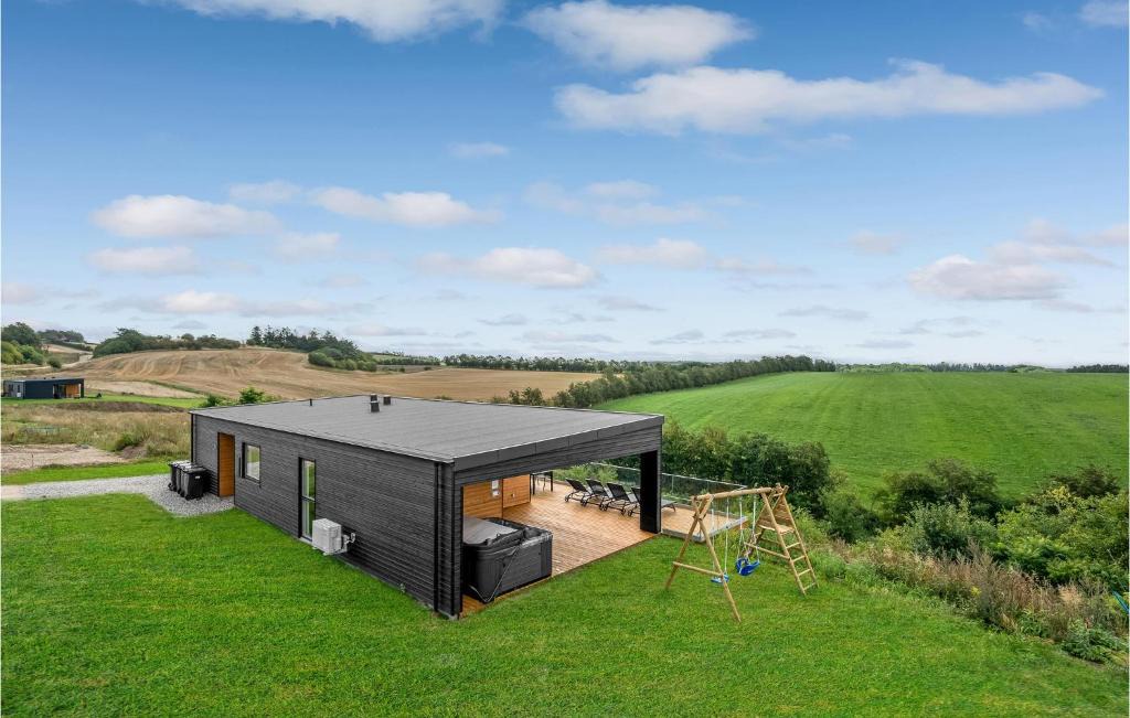 Hjarbæk House | Beautiful Home In Løgstrup With Kitchen