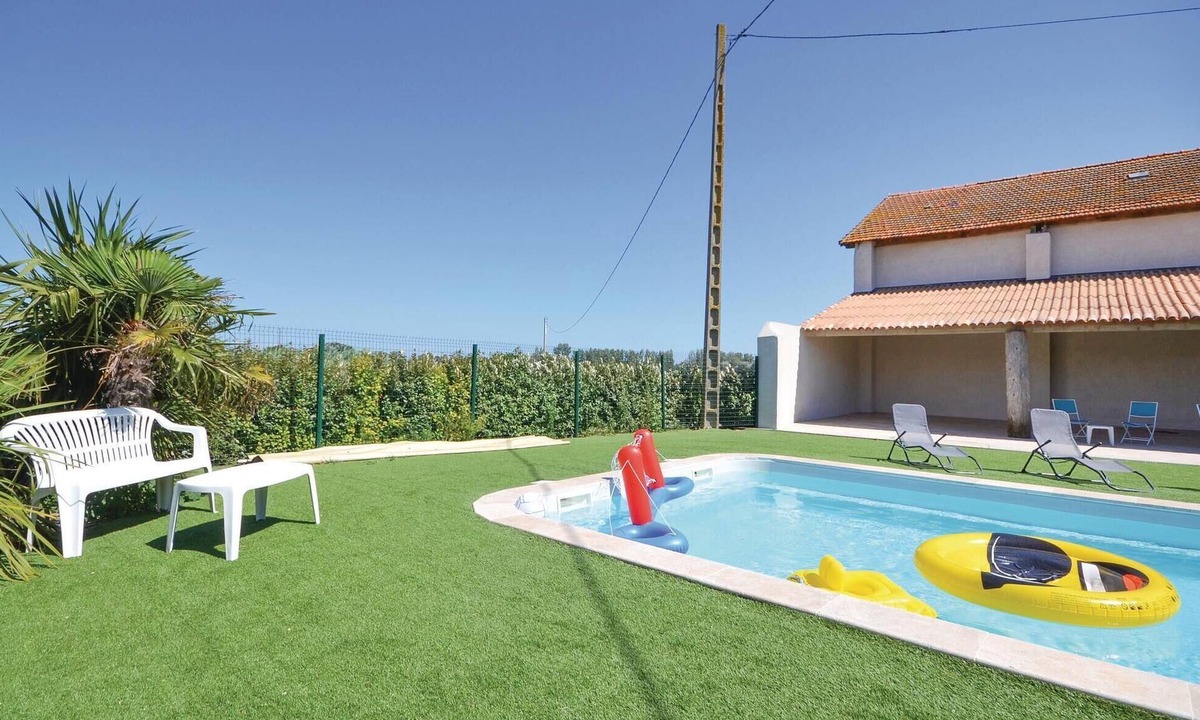 Le Sambuc House | Beautiful home in Le Sambuc with WiFi