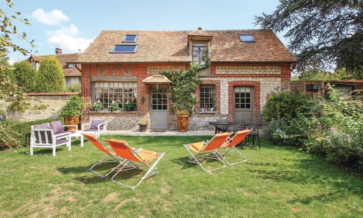 Les Damps House | Beautiful home in Les Damps with WiFi