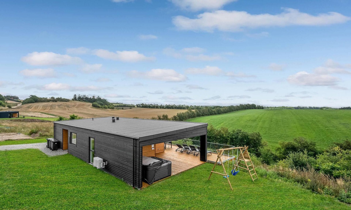 Hjarbæk House | Beautiful home in Løgstrup with kitchen