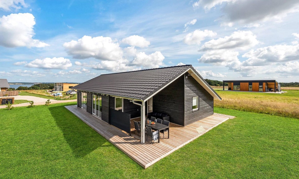 Hjarbæk House | Beautiful home in Løgstrup with kitchen