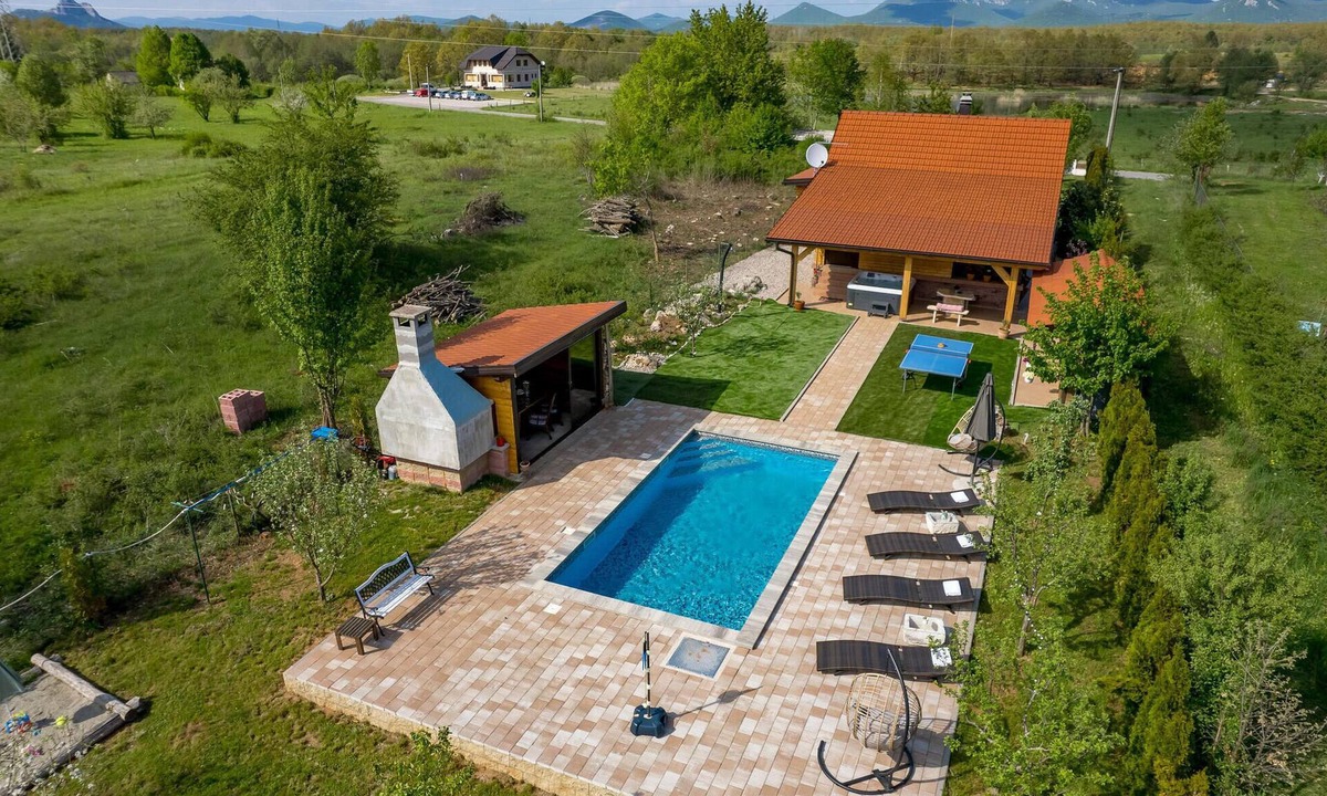 Lovinac House | Beautiful home in Lovinac with sauna