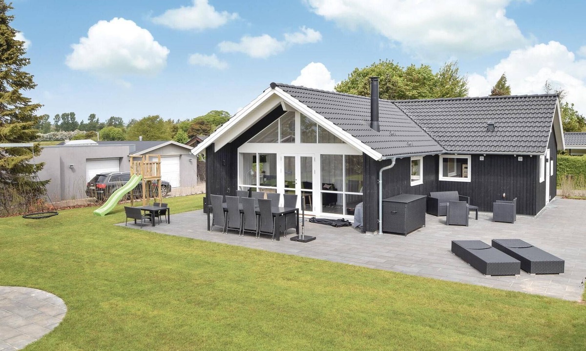 Ajstrup House | Beautiful home in Malling with WiFi
