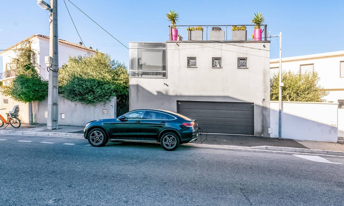 8th Arrondissement House | Beautiful home in Marseille with house sea view