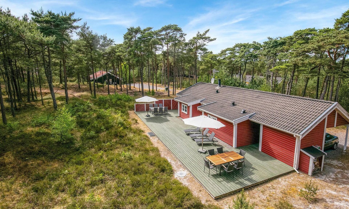 Spidsegard House | Beautiful home in Nexø with kitchen