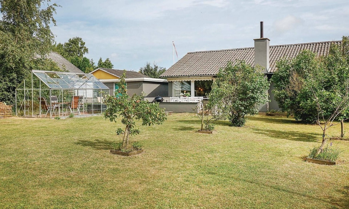 Snogebaek House | Beautiful home in Nexø with kitchen