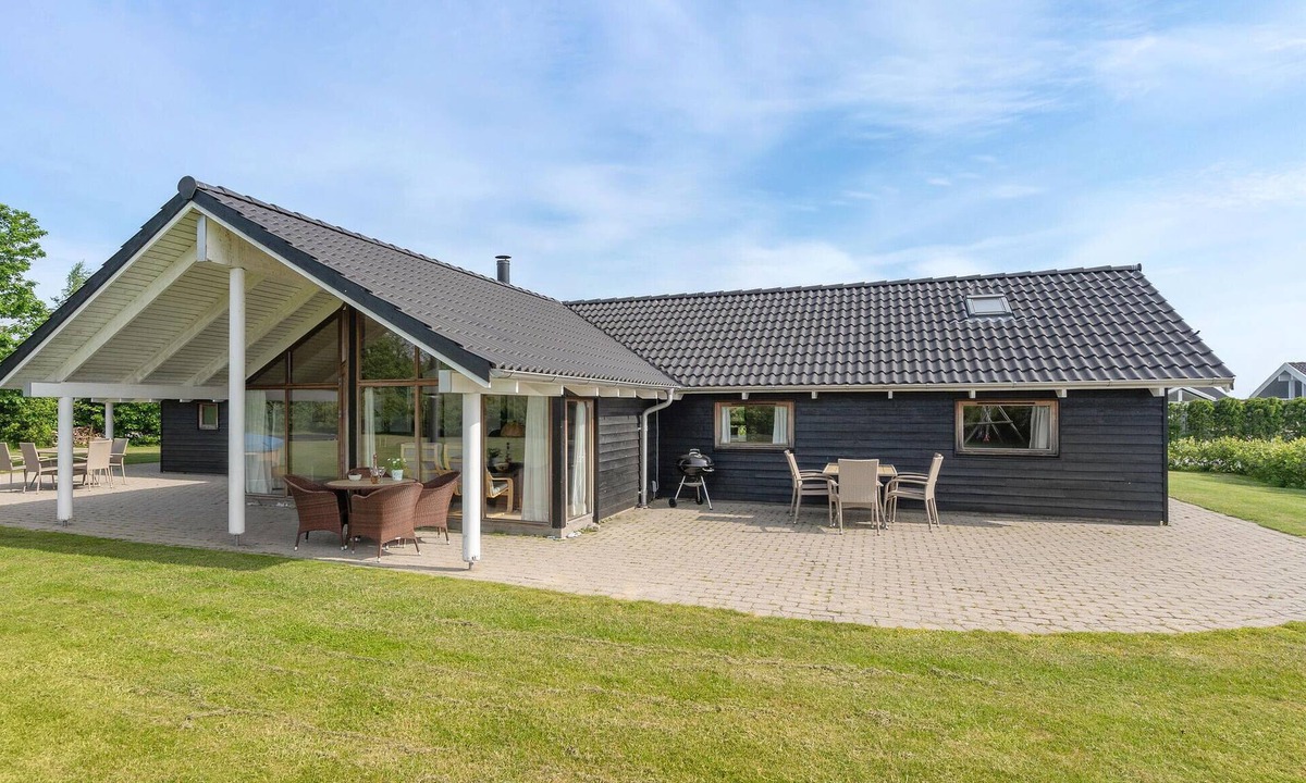 Hasmark Strand House | Beautiful home in Otterup with sauna