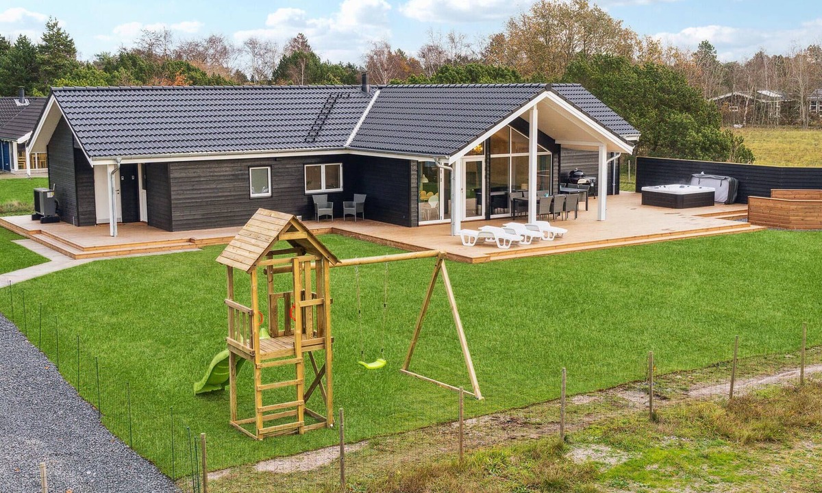 Kramnitse House | Beautiful home in Rødby with kitchen