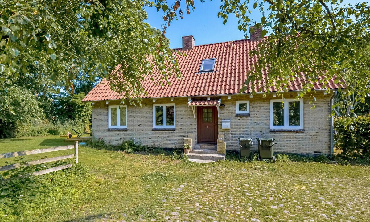 Ronde House | Beautiful home in Rønde with kitchen