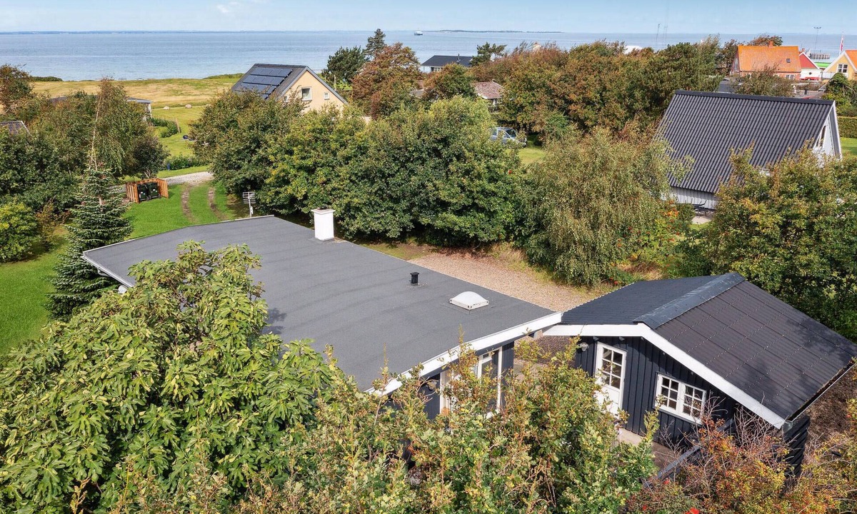 Samsø House | Beautiful home in Samsø with kitchen