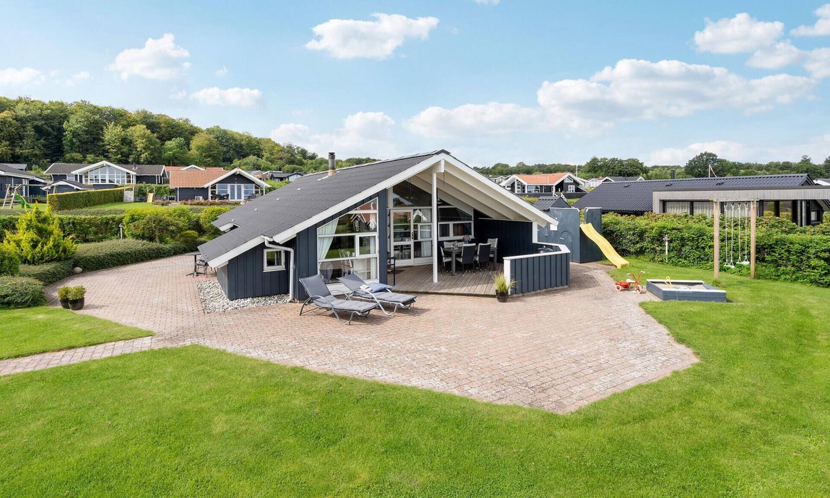 Grønninghoved Strand House | Beautiful home in Sjølund with sauna