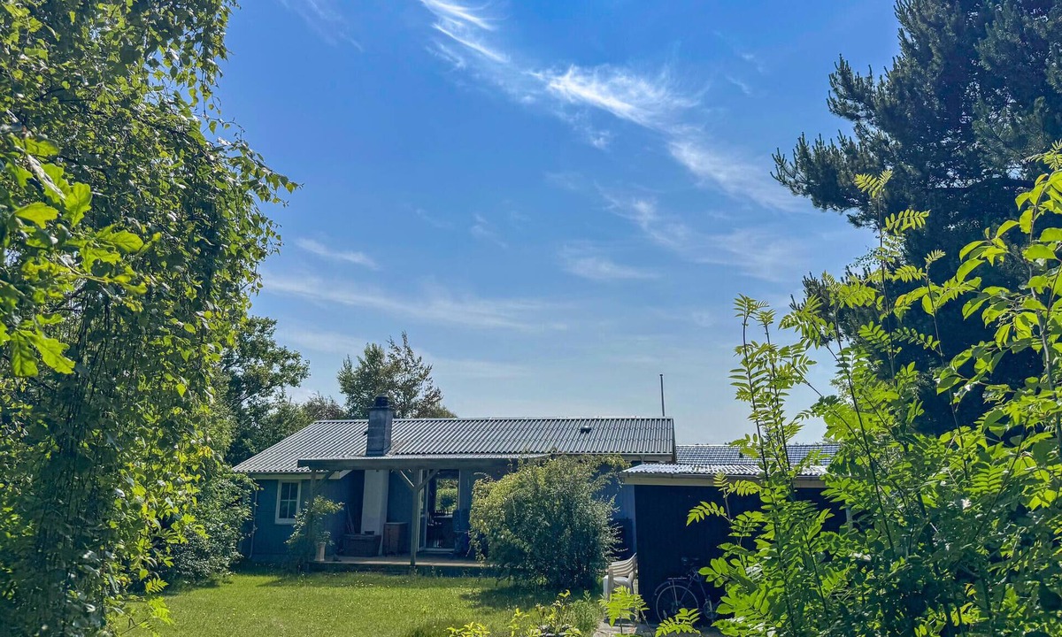 Skaven Strand House | Beautiful home in Tarm with WiFi