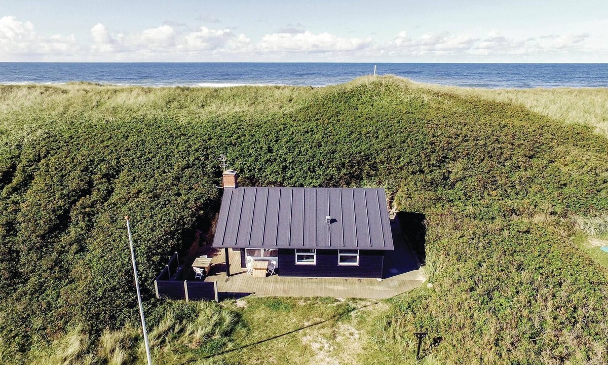 Fjand Badeby House | Beautiful home in Ulfborg with kitchen