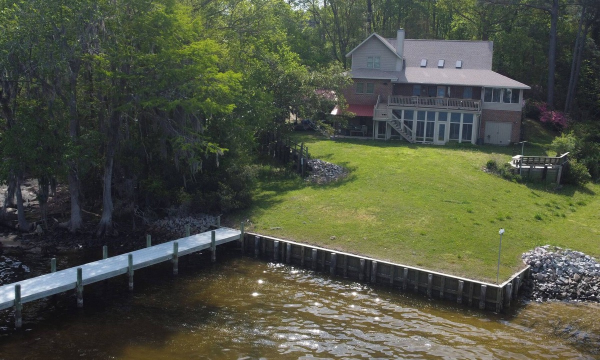 Pinetown House | Beautiful home on Blounts Bay ready for your next family vacation