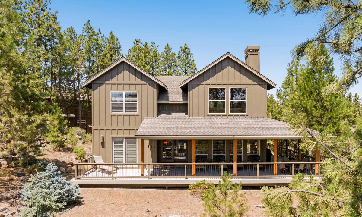 RiverWild House | BEAUTIFUL HOME OVERLOOKING THE RIVER-MINUTES TO IT ALL-UPDATED KITCHEN!