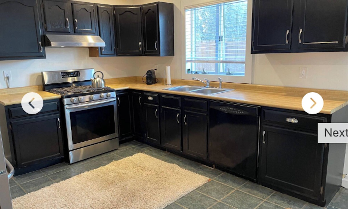 Tivoli House | Beautiful Home w Deck and Fenced Yard Walking To Town of Tivoli