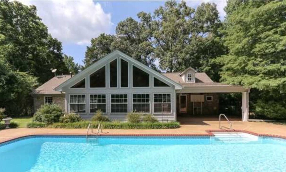 Holly Springs House | Beautiful Home with pool 30 minutes from Oxford