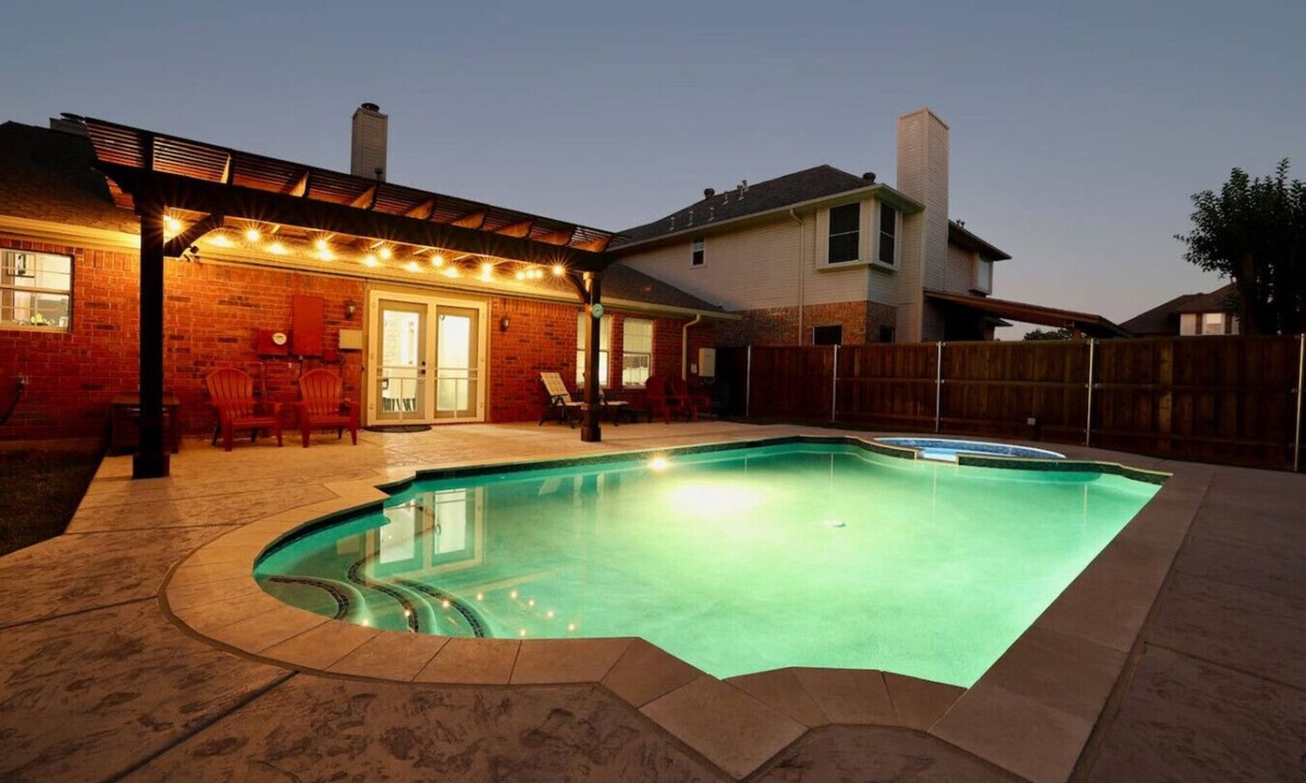 Flower Mound House | Beautiful home with heated spa and heated pool