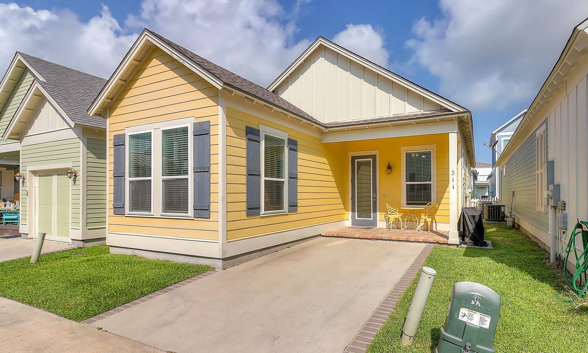 Sailhouse House | Beautiful home with community pool, central AC, full kitchen, & washer/dryer