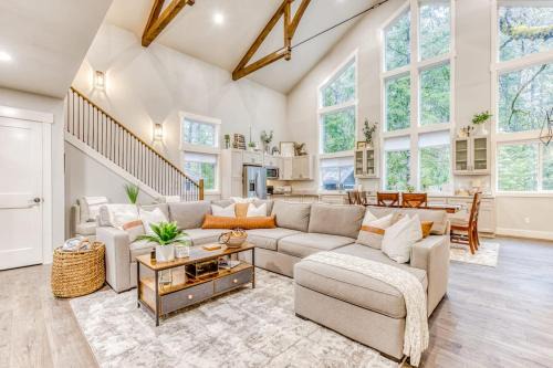 Welches House | Beautiful home with fireplace sauna full kitchen & W&D
