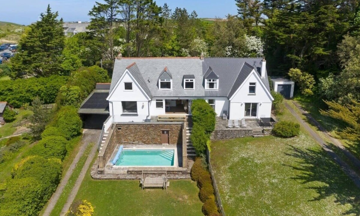Rock House | Beautiful Home with Pool Overlooking Camel Estuary