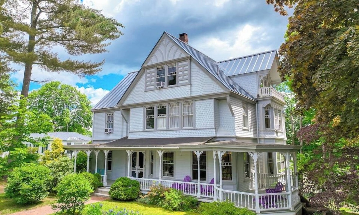 Wiscasset House | Beautiful home with Ping-Pong, fast WiFi & W/D - walk to dining
