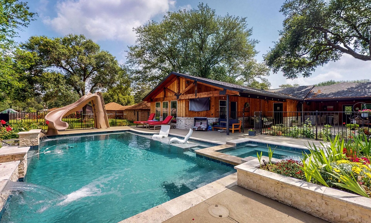 Tomball House | Beautiful Home with pool, fireplace, pool table, hot tub, & W/D