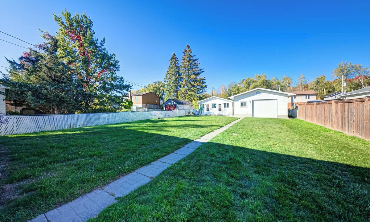 Innisfil House | Beautiful House by Lake Simcoe
