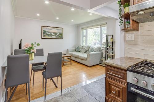 Scarborough Apartment | Beautiful house near bluffers beach, 25 minutes to Toronto Downtown, free parking, and wifi