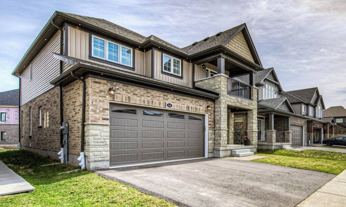 Rosemount House | Beautiful House Near Grand River & Kiwanis Park