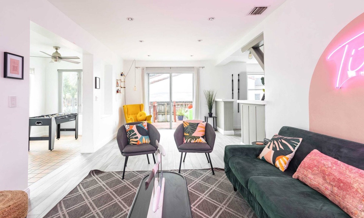 The Roads House | Beautiful House Sleep 8 with Pool & Free Parking