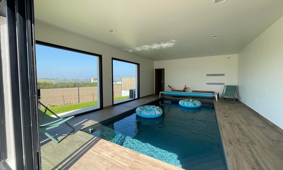 Carantec House | Beautiful house with a covered pool