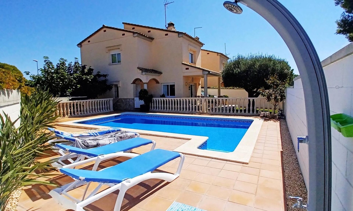 L'Escala Villa | Beautiful house with private pool, barbecue and Wi-Fi