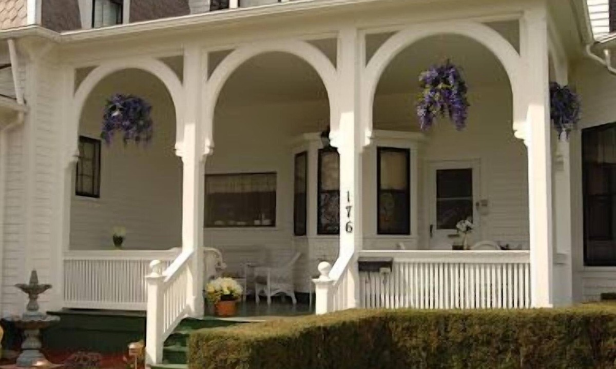 Canandaigua Bed & Breakfast | Beautiful King Size Bed, private bath and breakfast included