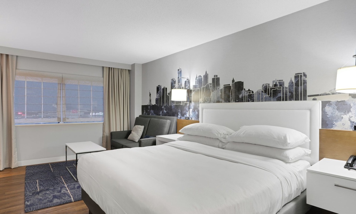 East Rutherford Hotel | Beautiful King Hotel Room