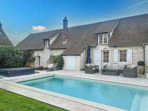 Courcelles-les-Gisors Villa | Beautiful longere with pool