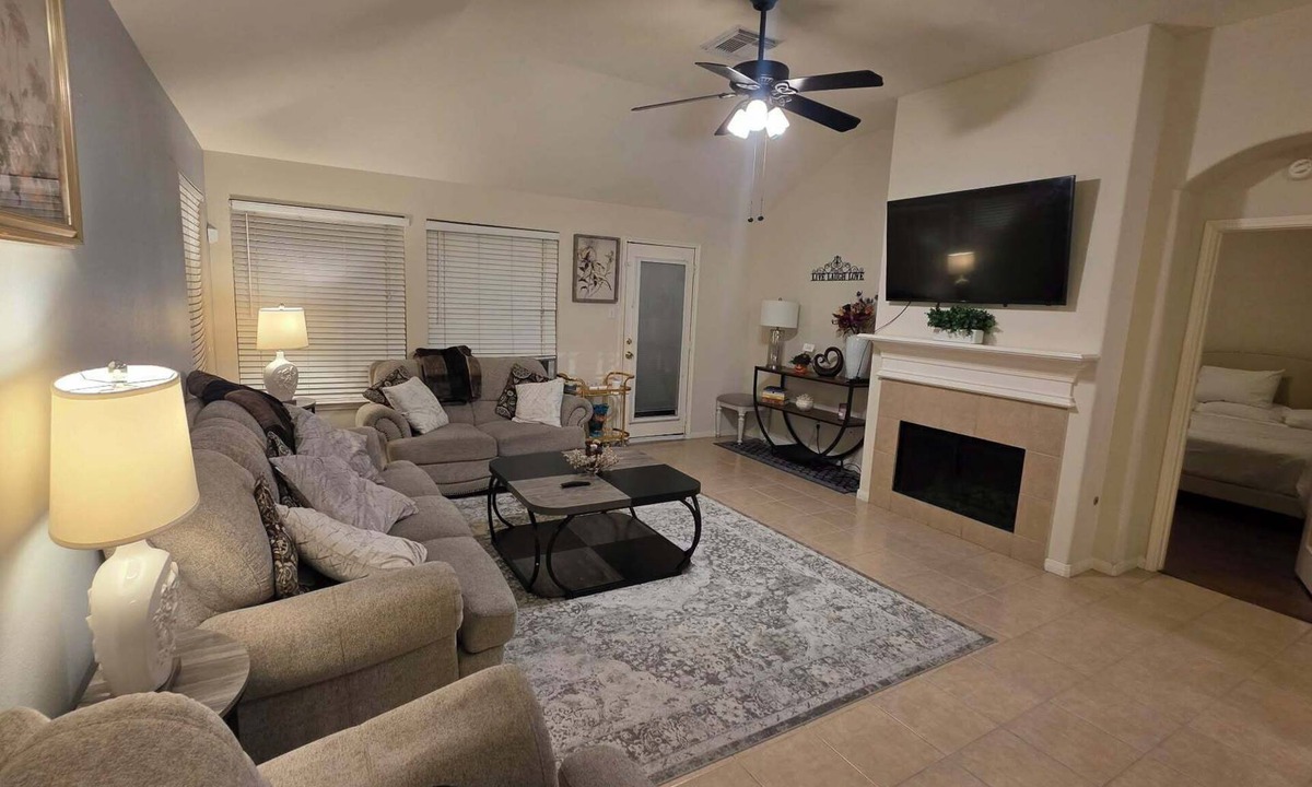 Falcon Ranch House | BEAUTIFUL LA CENTERA KATY HOME FAMILY FRIENDLY CUL-DE-SAC.