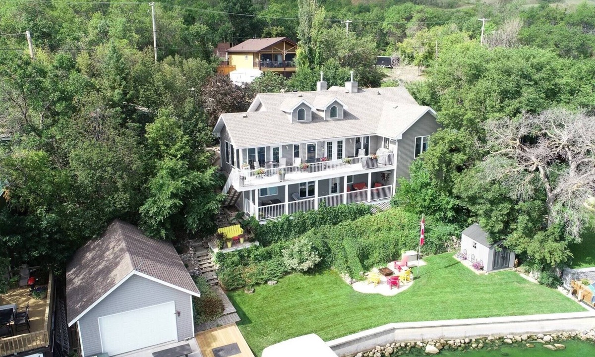 B-Say-Tah Cottage | Beautiful Lakefront House at Echo Lake