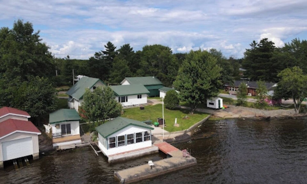 Lavigne House | Beautiful lake house! (pet friendly)