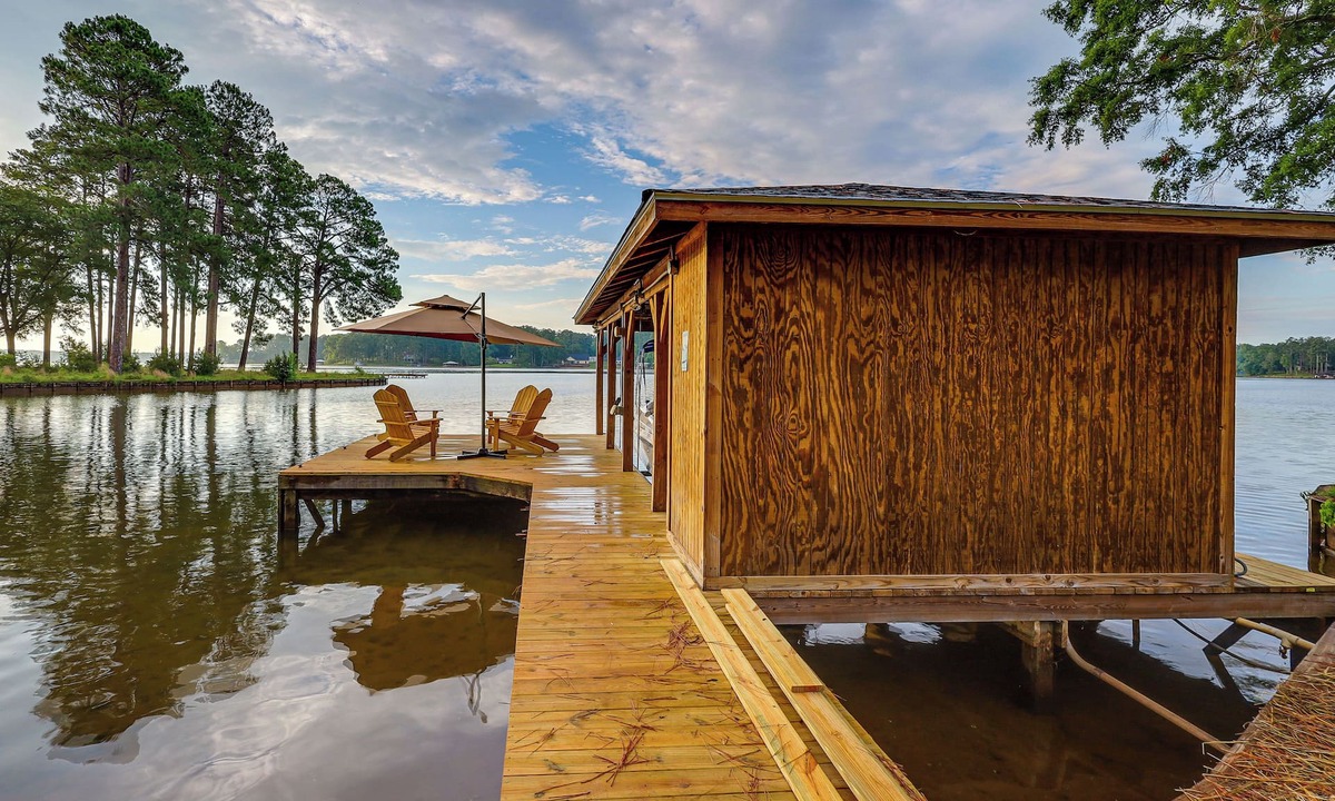 Milledgeville Cottage | Beautiful Lake Sinclair Retreat w/Dock & Deck!