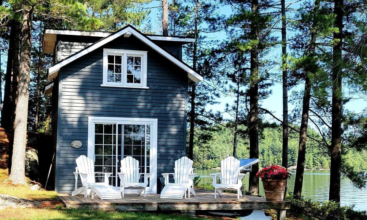 Port Sydney Cabin | Beautiful Lake Tiny House with Amazing Views and Private Dock in Muskoka, Canada