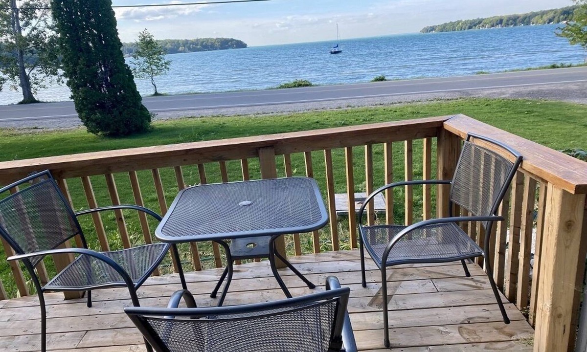 Oro-Medonte House | Beautiful lake view cottage ,Shallow Beach, Backyard privacy.Mid-Term